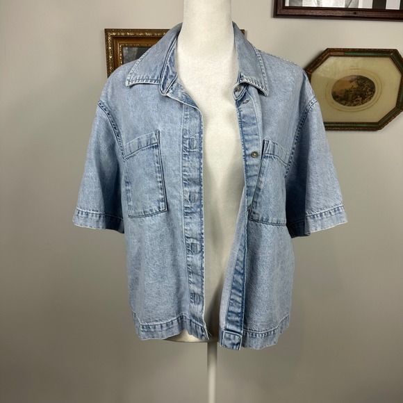 Gap Denim Short Sleeve Button Down Cropped Shirt - SIZE L Light Wash Lightweight - Picture 3 of 6